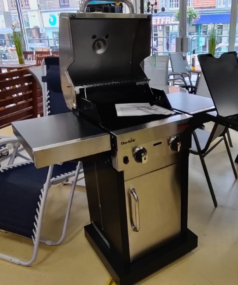 Char-Broil 220S Performace Gas BBQ (2)